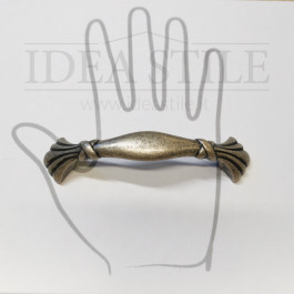 Maniglia Fassina argento antico, design italiano Maniglia Fassina argento antico su sfondo chiaro