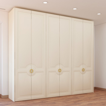 Armadio su misura in stile boiserie con maniglie dorate