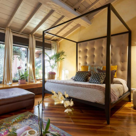 Letto a baldacchino moderno in legno di tiglio ambiente