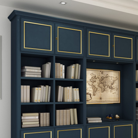 Libreria su misura in stile classico con pannelli blu e dettagli oro