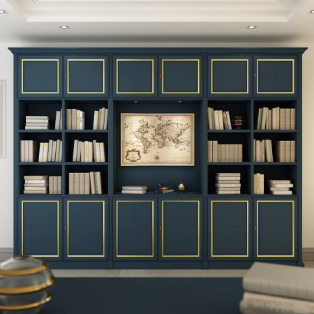 Libreria su misura in stile classico blu notte con dettagli foglia oro