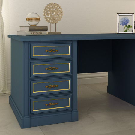 Scrivania in legno su misura con dettagli classici