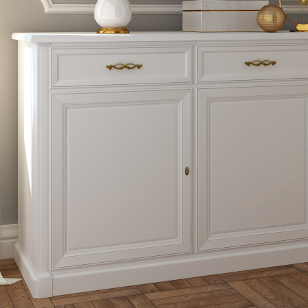 Credenza classica in legno, dettaglio ante e cassetti