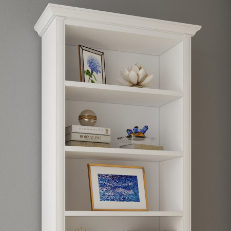 Libreria in legno su misura con dettagli di design