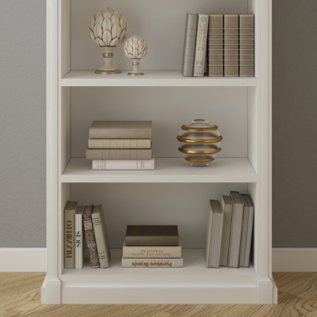 Libreria in legno su misura con ripiani decorati