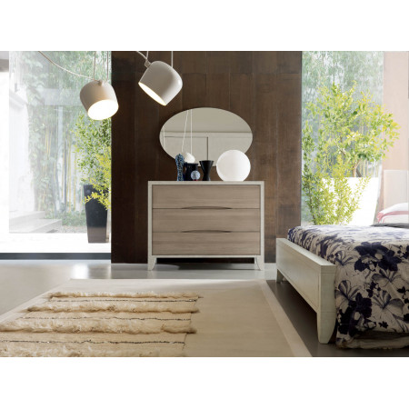 Cantiero New Age letto con decorazione floreale su copriletto