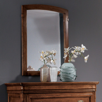 Specchio con cornice sagomata in legno e vasi decorativi