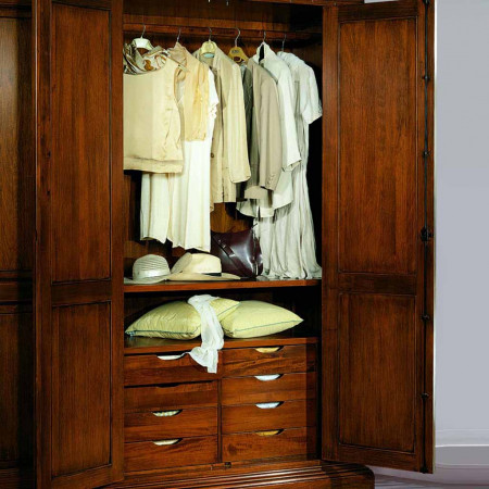 Camera da letto classica con comò in legno noce tanganika