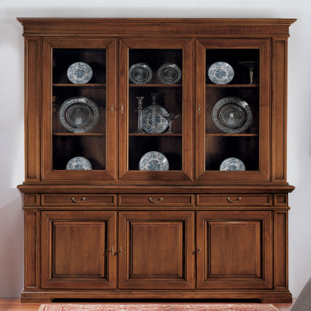 Credenza classica con vetrina in legno con piatti decorativi