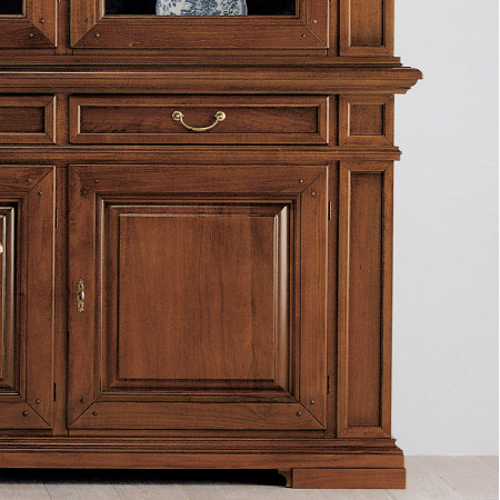 Dettaglio delle ante bugnate della credenza classica