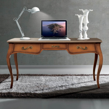 Scrittoio classico in legno con tre cassetti e laptop