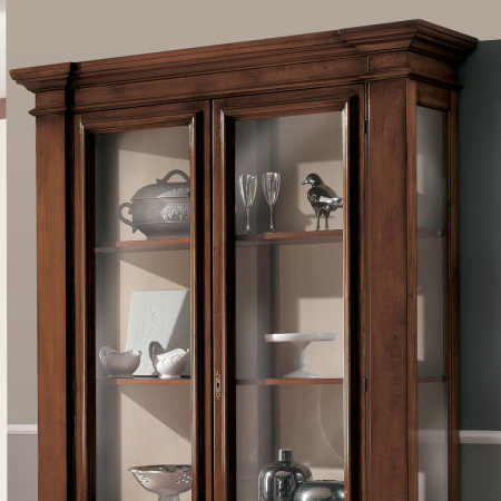 Vetrina con schiena laccata, profili in legno