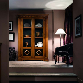 Vetrina due ante classica in legno con finiture eleganti
