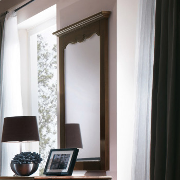 Specchiera con cimasa sagomata in legno massello, dettagli del bordo