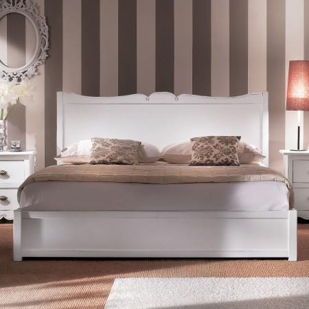 Camera da letto classica in legno con comò e specchiera