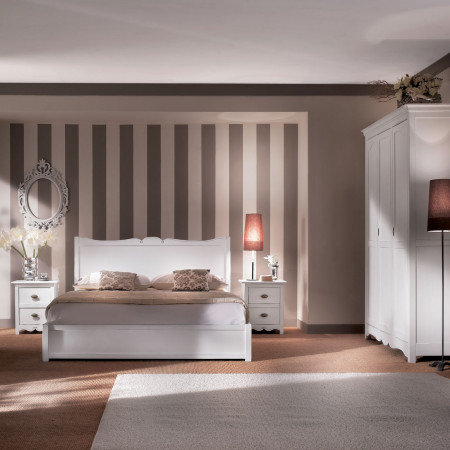 Letto due piazze con testata sagomata in ambiente provensale