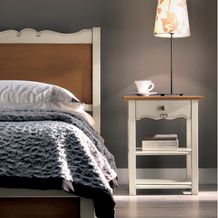 Comodino un cassetto in legno provenzale con dettagli