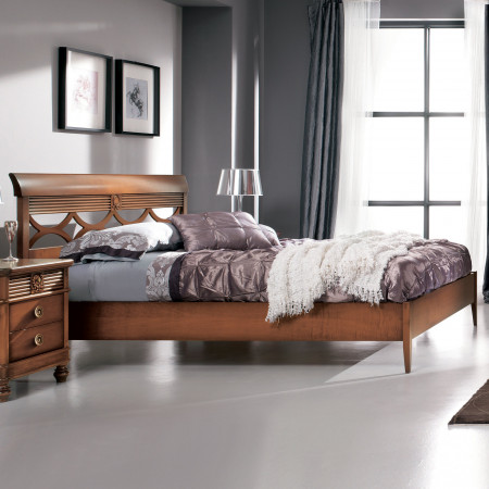 Camera da letto classica con armadio a vetro e dettagli in legno intagliato