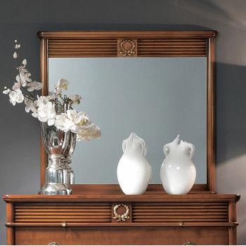 Specchiera con ghirlanda in legno massello con intaglio