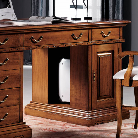 Scrivania classica in legno con intagli e cassetti