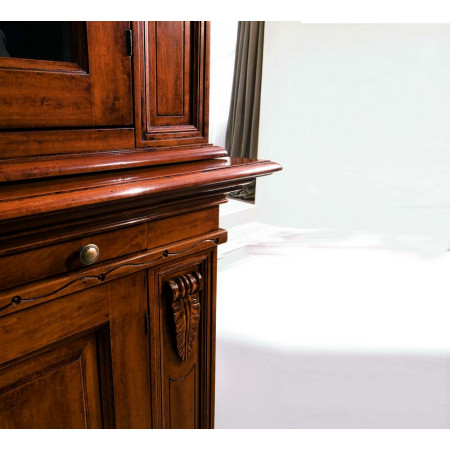 Dettaglio intaglio legno credenza tradizionale con alzata