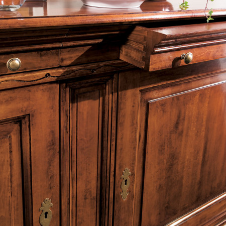 Credenza due ante con dettaglio intagli legno