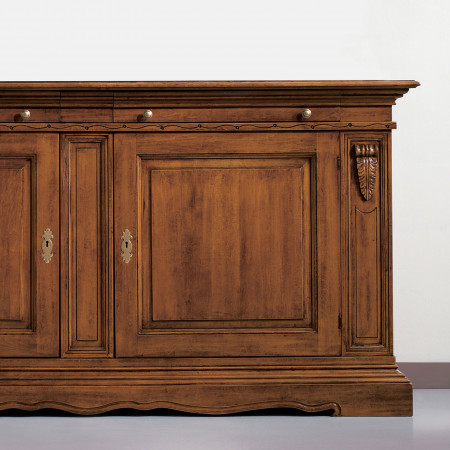 Credenza due ante con dettagli intagliati e finitura noce
