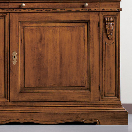 Credenza due ante con decorazioni intagliate su legno