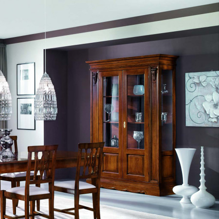 Vetrina due ante classica in legno con intagli decorativi