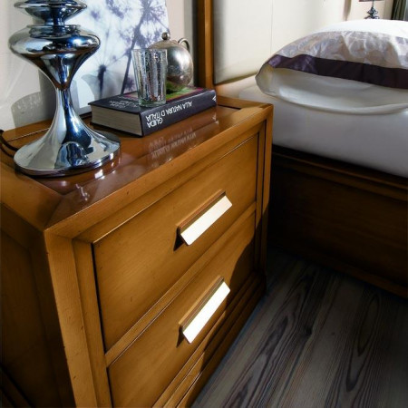 Comodino in legno con dettagli moderni e superficie lucida