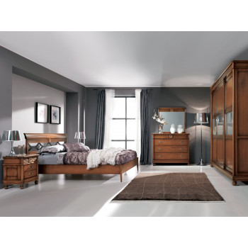 Camera da letto classica con armadio a vetro e dettagli in legno intagliato
