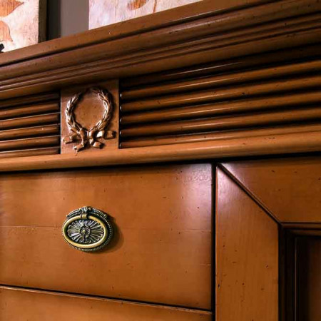 Camera da letto classica armadio, dettaglio intaglio alloro