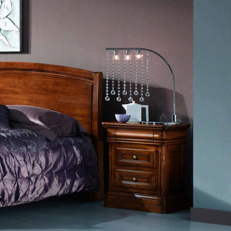Dettaglio comodino camera da letto classica con armadio