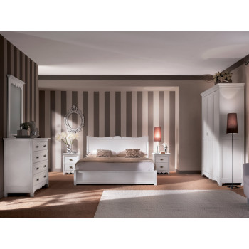 Camera da letto classica in legno con comò e specchiera