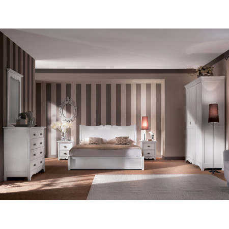 Camera da letto classica in legno con comò e specchiera