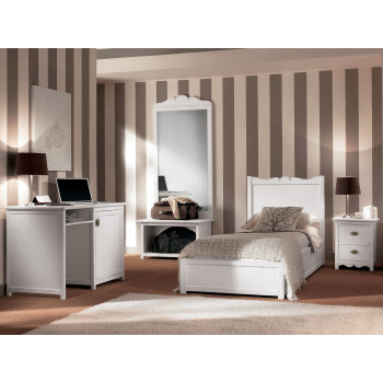 Camera da letto classica in legno con specchiera elegante