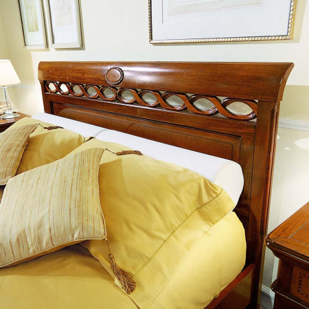 Letto classico con filetti, testata in legno e treccia