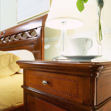 Dettaglio intaglio treccia letto classico con lampada