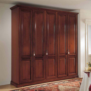 Armadio in legno 5 ante bugne, dettaglio decorativo
