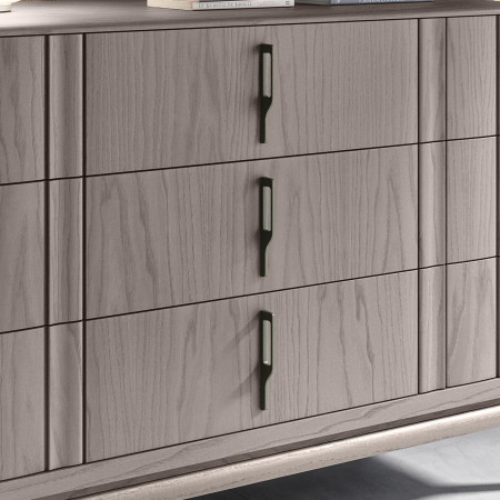 Dettaglio frontale del Comò moderno in legno con piedini