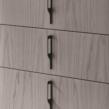 Dettaglio cassetti comò moderno in legno piedini