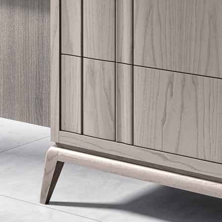 Comò moderno in legno dettaglio piedini e venature