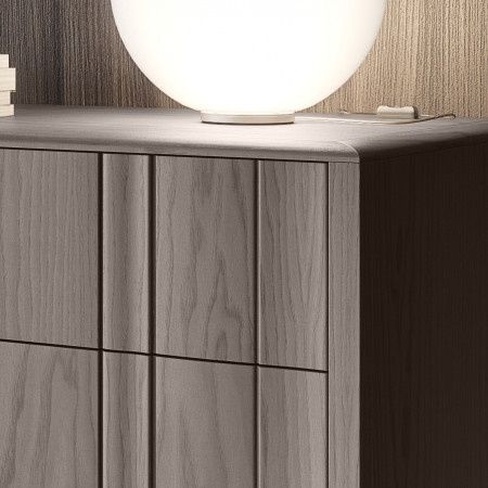 Comò moderno in legno, dettaglio piano e maniglia