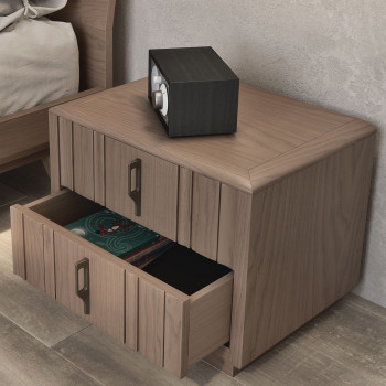 Comodino moderno in legno con cassetti aperti