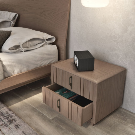 Comodino moderno in legno, dettagli cassetti aperti