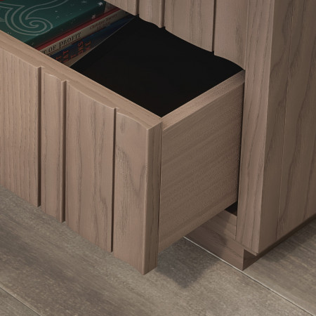 Comodino moderno in legno, dettaglio cassetto frassino