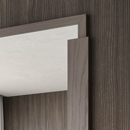 Specchiera in legno con dettaglio cornice asimmetrica