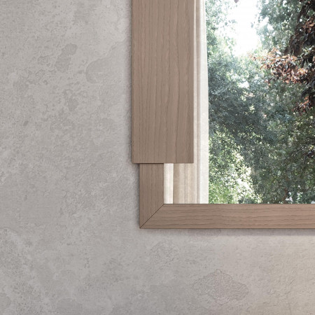 Dettaglio cornice asimmetrica specchiera in legno