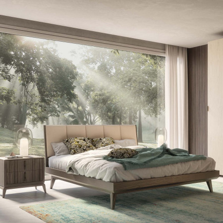 Letto moderno in legno con testata imbottita in ecopelle, ambientato