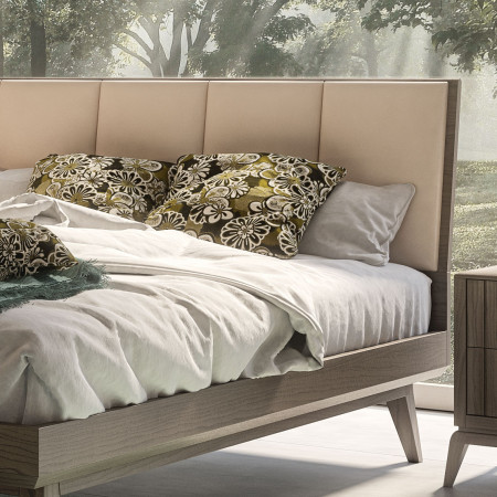 Letto moderno in legno con testata imbottita ecopelle in camera luminosa